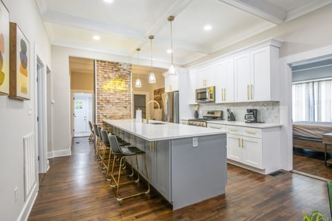 Welcome to Atlanta! Huge kitchen and bar to hangout