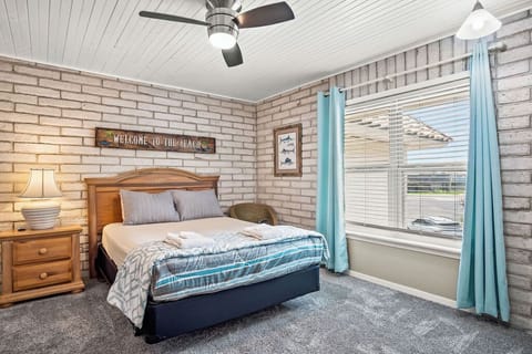 Guest bedroom with Queen bed
