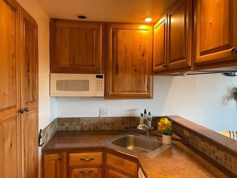 Fully stocked kitchen - 