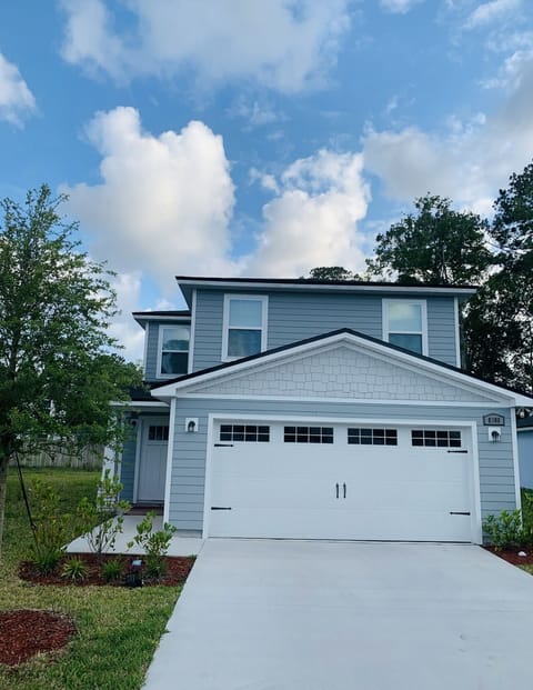 Brand New Construction! 2-story 3/2.5 Centrally located in the heart of Jax