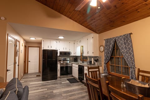 Eat up & swap stories around the dining table.