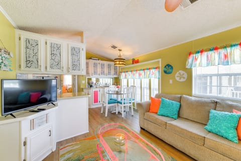 Sarasota Vacation Rental | 2BR | 2BA | 3 Stairs to Access | 924 Sq Ft