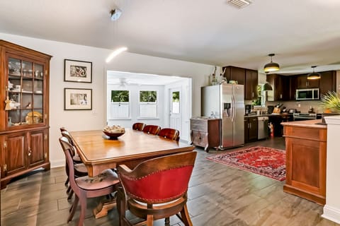 Seating for 8 at Dining Table