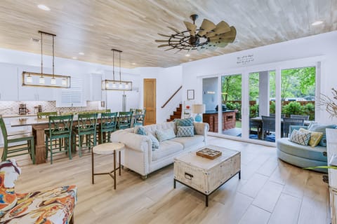 6-seat Golf Cart FREE during your stay! 2 minutes to the beach. Sleeps 20, 7 bedrooms, 7 bath, and 15 beds. Game room and bunk rooms. Heated pool steps from the house!