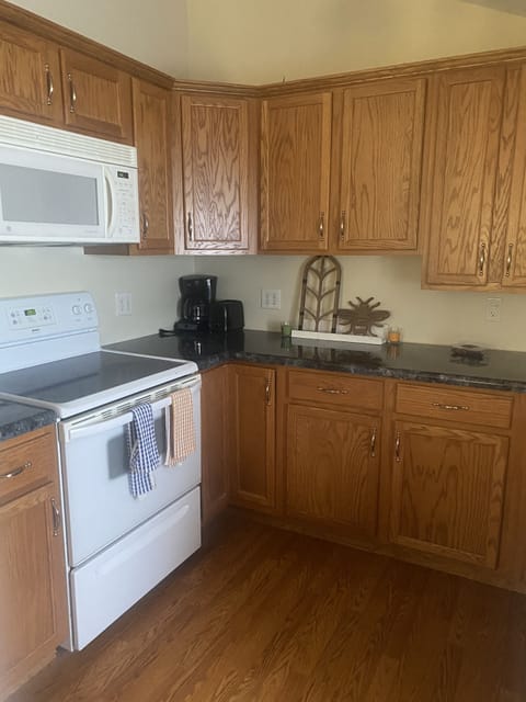 Kitchen w/ counter space