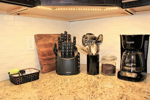 From sleek and efficient kitchen appliances to an array of high-quality cookware and utensils, our modern kitchen accessories cater to both functionality and aesthetics.