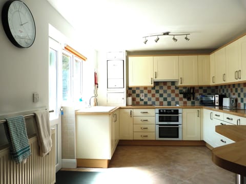 Spacious, well equipped kitchen with breakfast bar