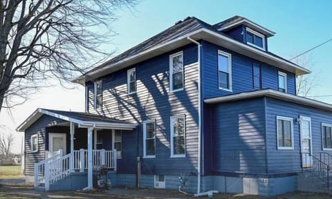 Our Sandusky, Ohio home offers a huge parking space—perfect for multiple vehicles, boats, or trailers. No stress, no circling the block—just easy, convenient parking right on-site so you can focus on enjoying your stay.