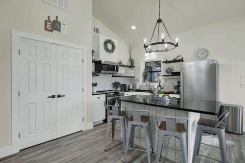 Kitchen Snack Bar Area