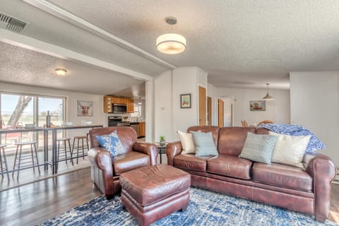 A picture-perfect living room, ready for you to enjoy!