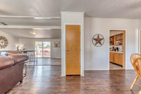 Kick back and relax in this open and comfortable living space!