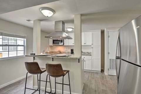 Dining | Breakfast Bar | Dishware & Flatware Provided