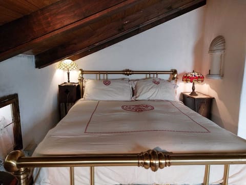 Il letto nella camera dedicata a Wagner, mansardata