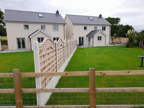Stay together across two beautiful cottages