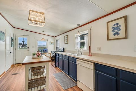 Everything you need to make mealtime a bay breeze.