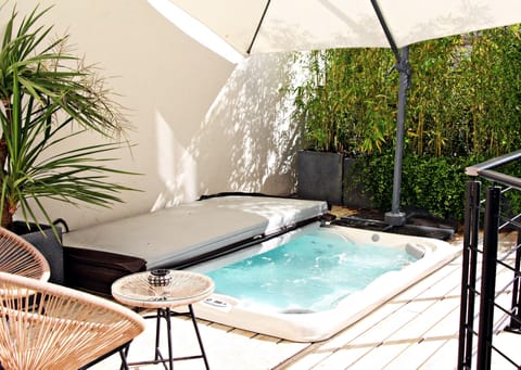 Outdoor spa tub