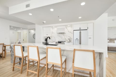 Kitchen, Breakfast Bar for 4