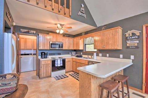Kitchen | 2-Person Breakfast Bar