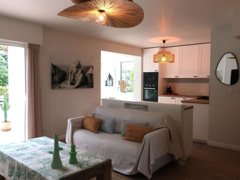 Table, Furniture, Property, Couch, Picture Frame, Comfort, Wood, Interior Design, Living Room, Lighting