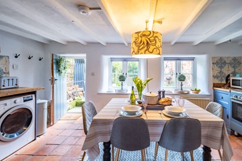 Fox Cottage, South Creake: Kitchen and dining space
