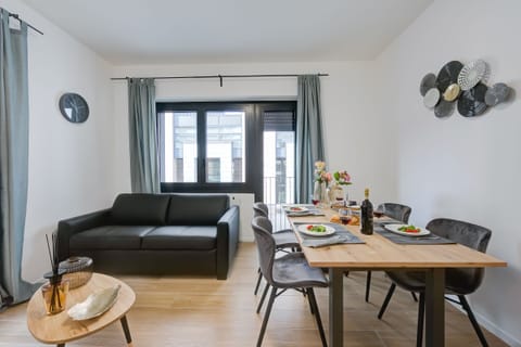 Living room with double sofa bed (no balcony)