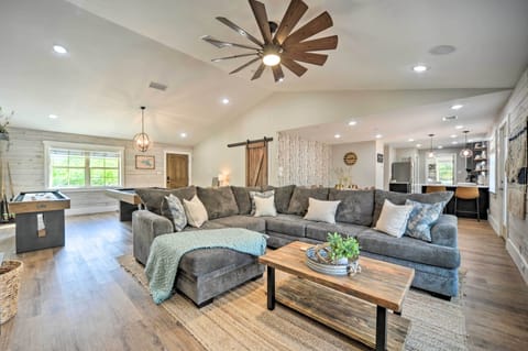 Canyon Lake Vacation Rental | 3BR | 2BA | 3 Stairs to Access | 1,560 Sq Ft