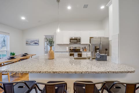 Drink coffee and read your favorite books on the kitchen bar.