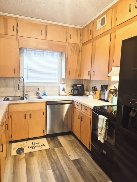 Fully equipped kitchen with glass cook top and dishwasher