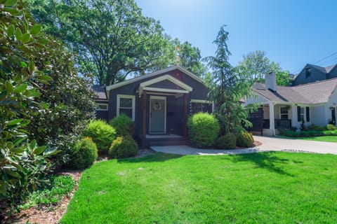 Beautiful updated bungalow in Villa Heights!