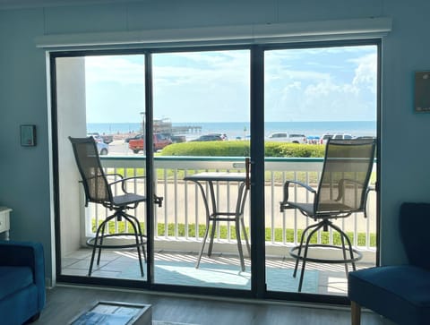 Ocean front w great views of the pier!