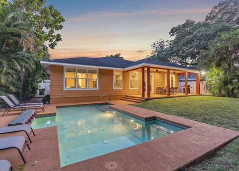 Welcome to Hyde Park Villa- A beautiful oasis in Sunny Sarasota with a gorgeous, private backyard! ( The pool does not currently have interior lighting for nighttime use.)