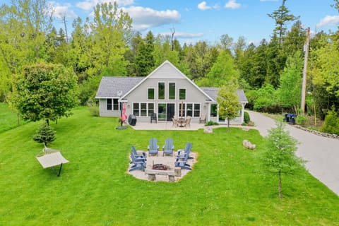 “The yard is so peaceful. We took advantage of the fire pit with s’mores, corn hole, giant Jenga, the grill, and the kayaks — so much to enjoy!” Jamie J (July, 2025)