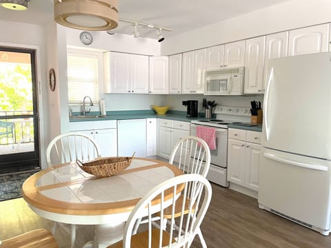 KITCHEN & DINING AREA