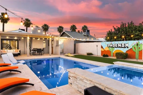 Welcome to your Oasis!

Brand new Pool / Waterfall Spa / Cornhole / Gas Grill