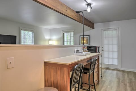 Kitchenette | Breakfast Bar W/Seating | Laptop Workspace