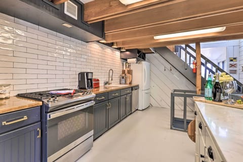 Kitchen | Cooking Basics | Coffee Maker | Paper Towels/Trash Bags Provided