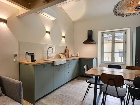 La cuisine est moderne et entièrement équipée.