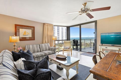 22-Mainsail-236-Living