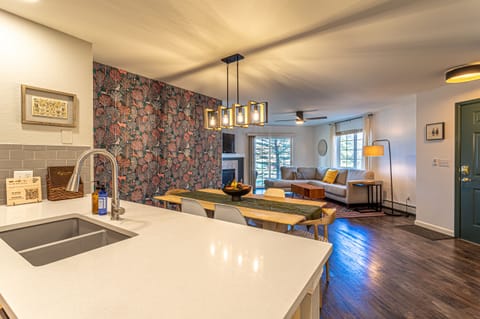 Large open floor plan great for up to 6 people