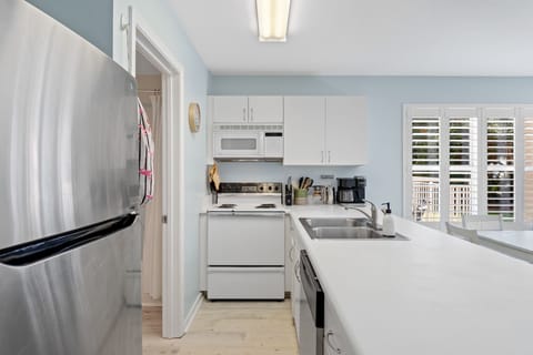 A new range, microwave and dishwasher have since been added (Fall 2022) 