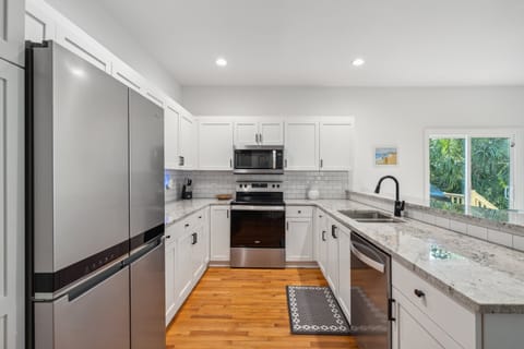 Fully equipped kitchen with stainless steel appliances and everything you need to prepare a meal for friends and family.