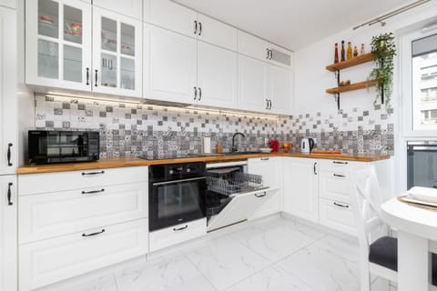 Kitchenette with plenty of kitchen utensils and dishes. 