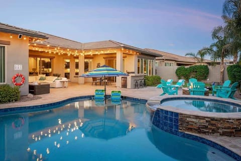 This paradise resort style has everything you could want in a backyard!