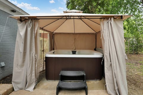 Cozy Graceland Hot Tub Retreat 3BD/2Bath 🎶🎸 House in Memphis