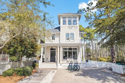 Welcome to 'HollieBird House' in Watersound West!