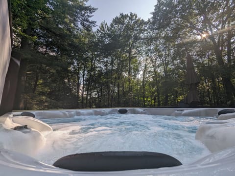 Brand new hot tub with lots of nature around.  Great view of the night time sky!