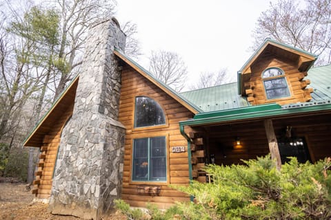 Connie's Log Cabin is an Authentic Mountain-Style Cabin