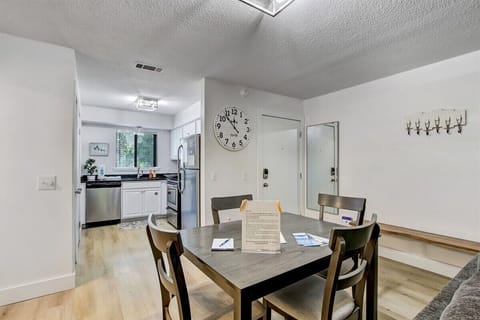 Seating for 4 at Dining Table