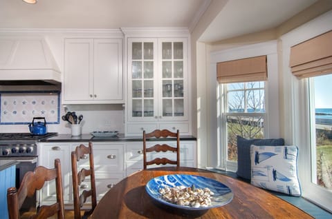 Kitchen and dining room area.