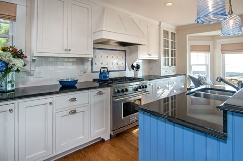 Kitchen and dining room area.